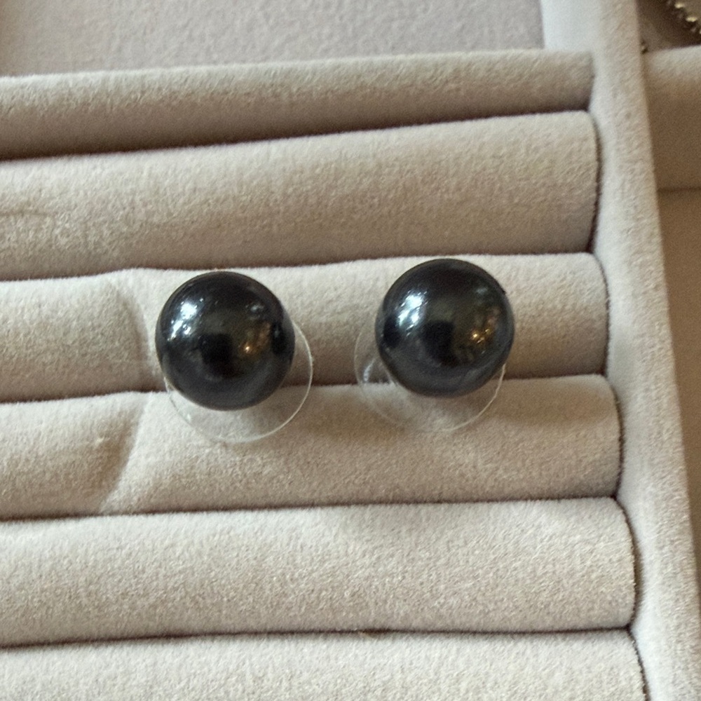 Classic Black Round Stud Earrings .25"